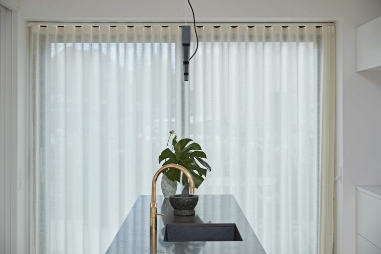 Wave curtains and their installation areas