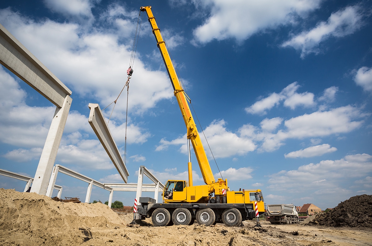 Driving Dynamics: How Mobile Cranes Navigate Construction Sites